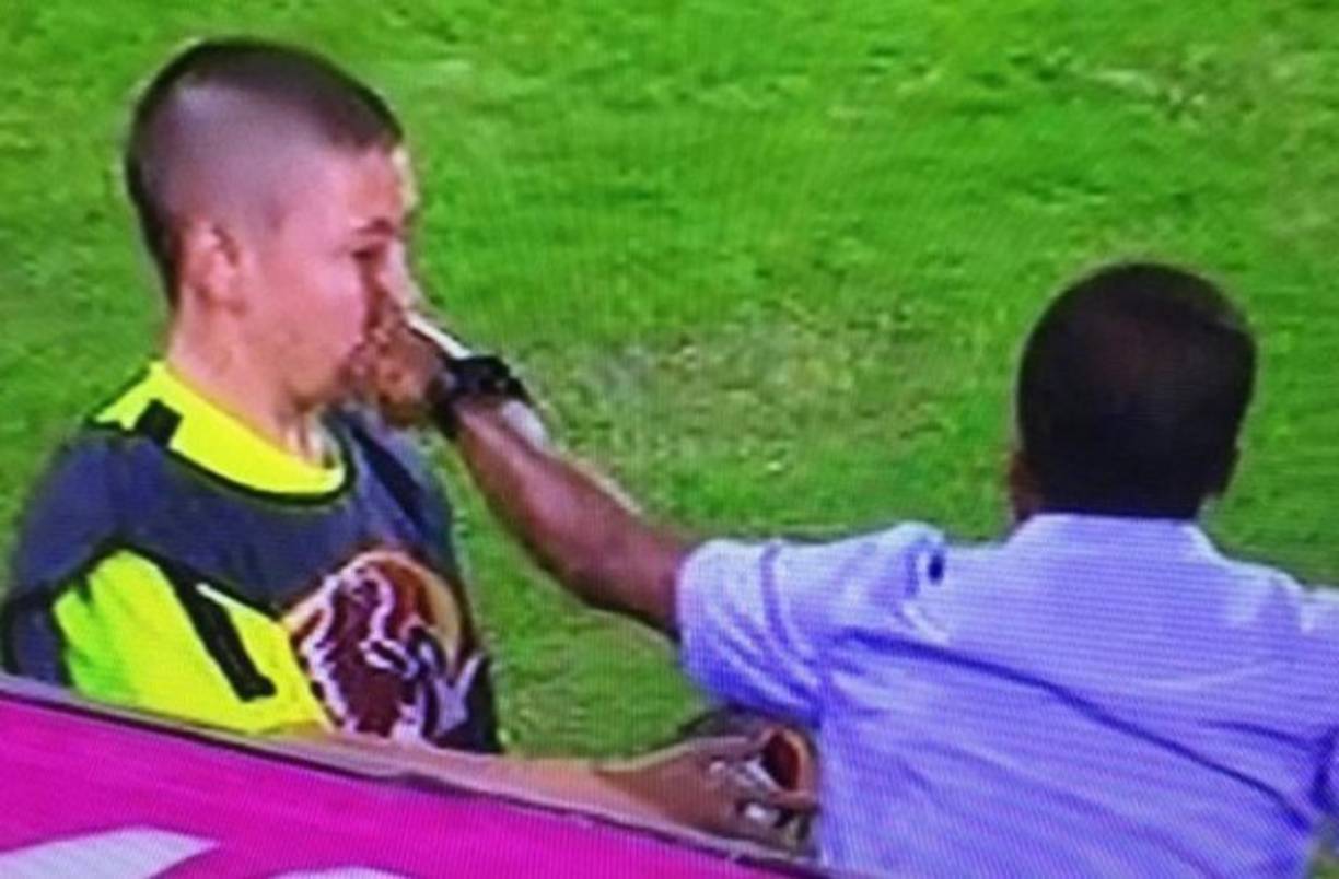 Alexis García: Entrenador colombiano que le lanzó una bofetada a un recogepelotas cuando entrenaba al Independiente Santa Fe en Colombia.