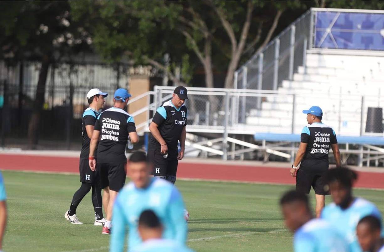 Diego Vázquez y su cuerpo técnico no perdieron detalles en la práctica.