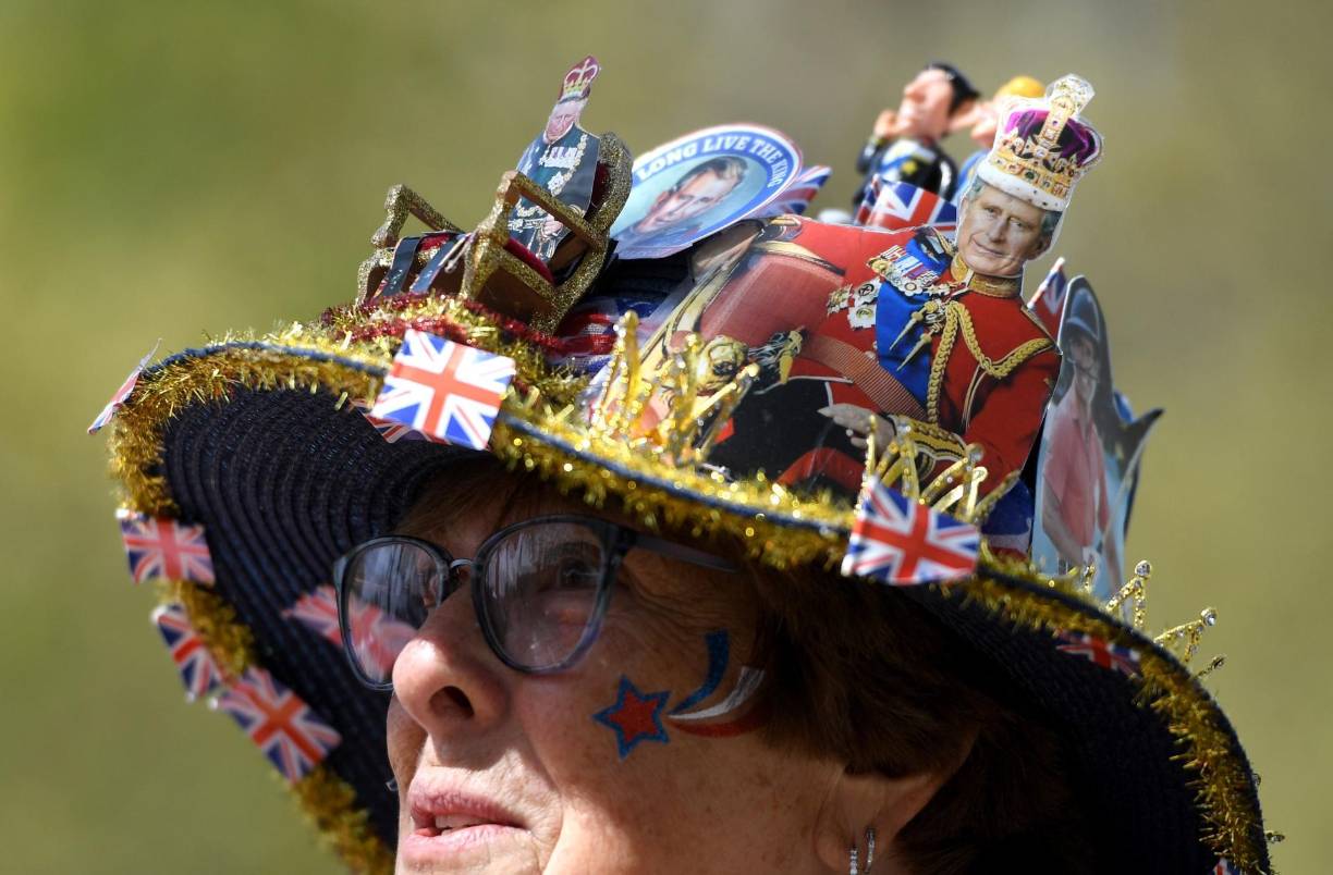 Una mujer lleva un sombrero decorado con motivos de la monarquía británica previo a la celebración del próximo sábado 6 de mayo. 