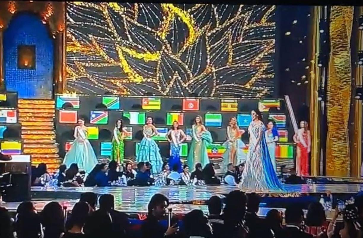 En su pasarela en traje de gala Honduras se robó el aplauso y apoyo del público.