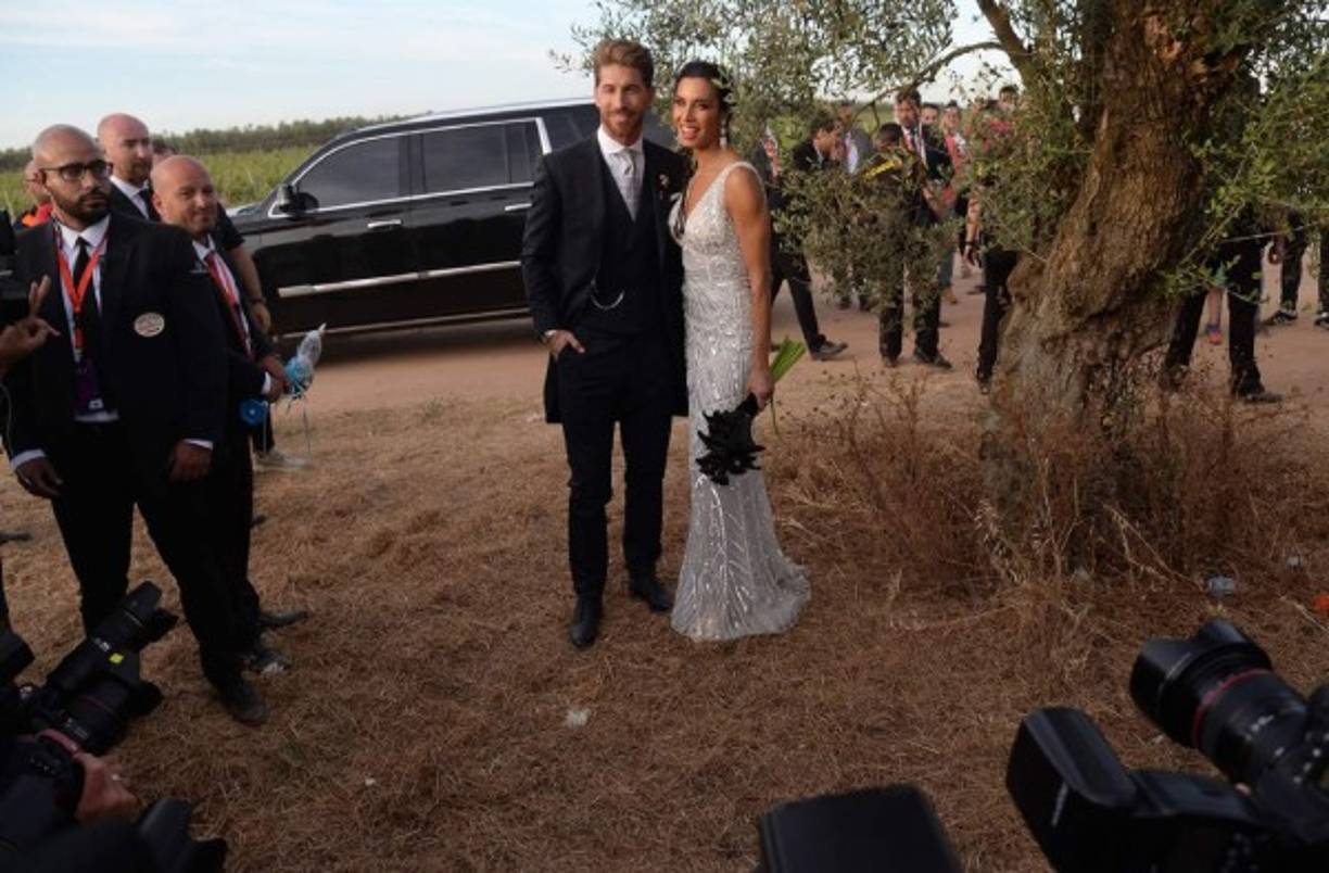 Sergio Ramos y Pilar Rubio posando para las cámaras después de dar el 'sí quiero'.