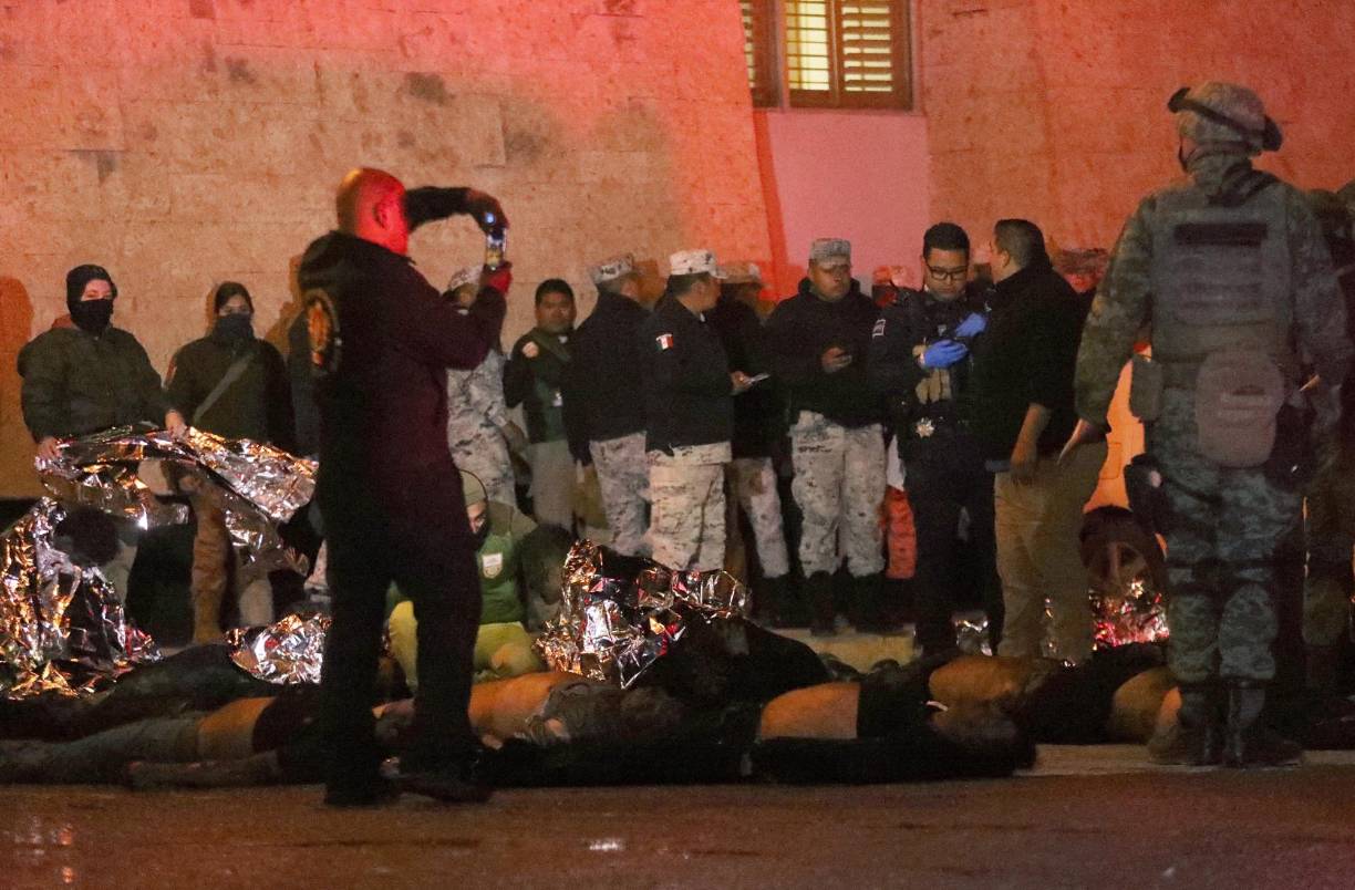 El presidente mexicano, Andrés Manuel López Obrador, responsabilizó a una protesta de migrantes por el incendio. “Esto tuvo que ver con una protesta que ellos iniciaron, a partir, suponemos, de que se enteraron de que iban a ser deportados, movilizados, y como protesta, en la puerta del albergue pusieron colchonetas y les prendieron fuego”, declaró.