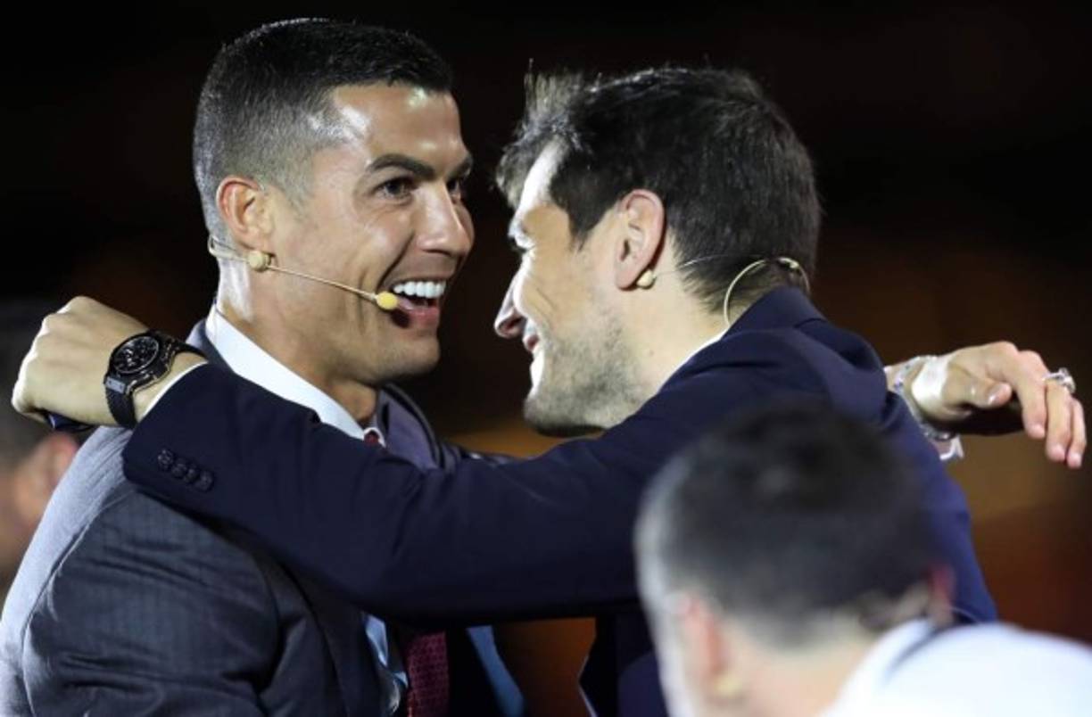 El emotivo abrazo entre Cristiano Ronaldo e Iker Casillas en los Globe Soccer Awards.