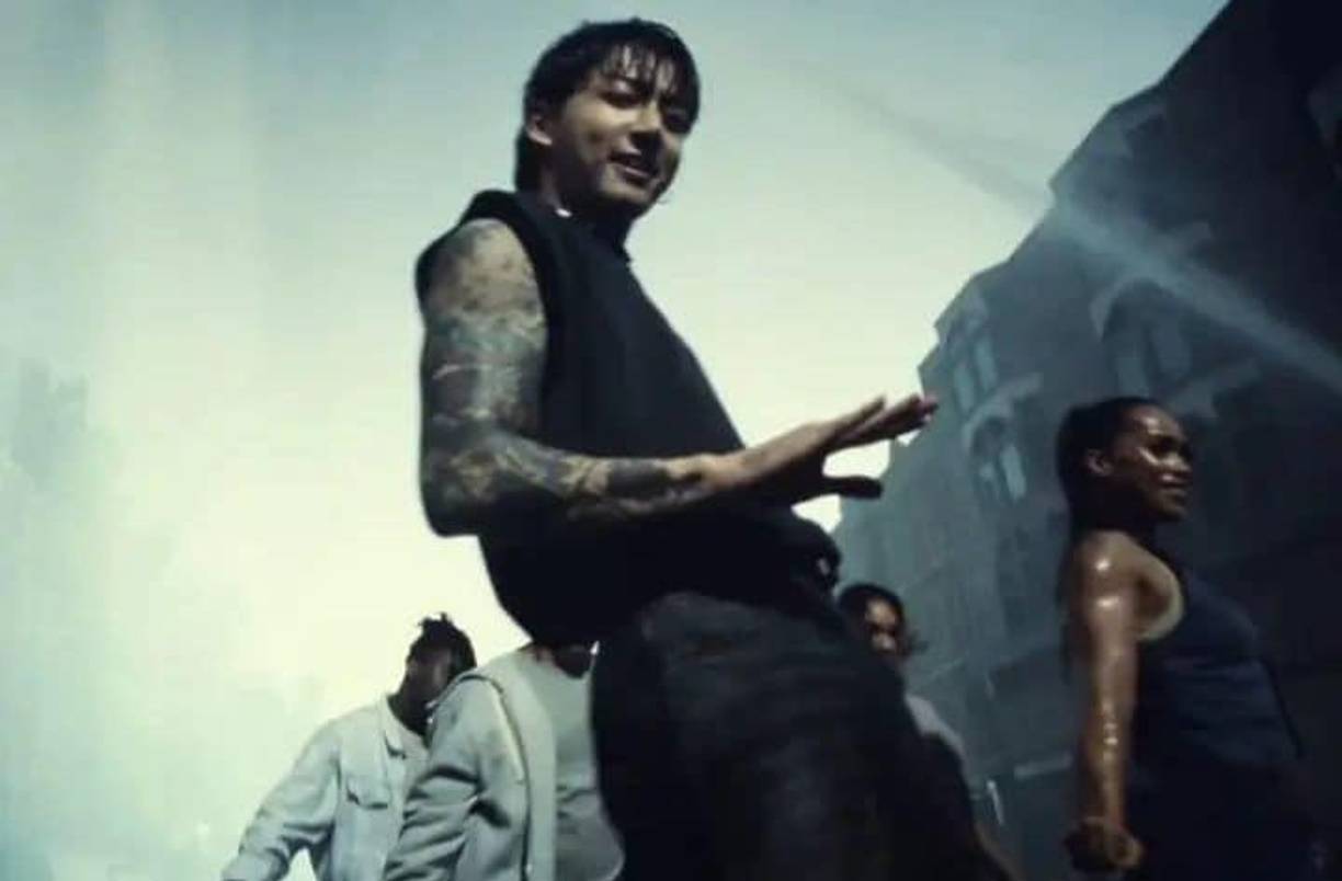 “3D” es una pegadiza canción pop de estilo R&amp;B con un sonido que nos remonta a la década del 2000. La letra de la canción expresa “sentimientos hacia una persona inalcanzable desde las perspectivas de la primera, segunda y tercera dimensiones”.