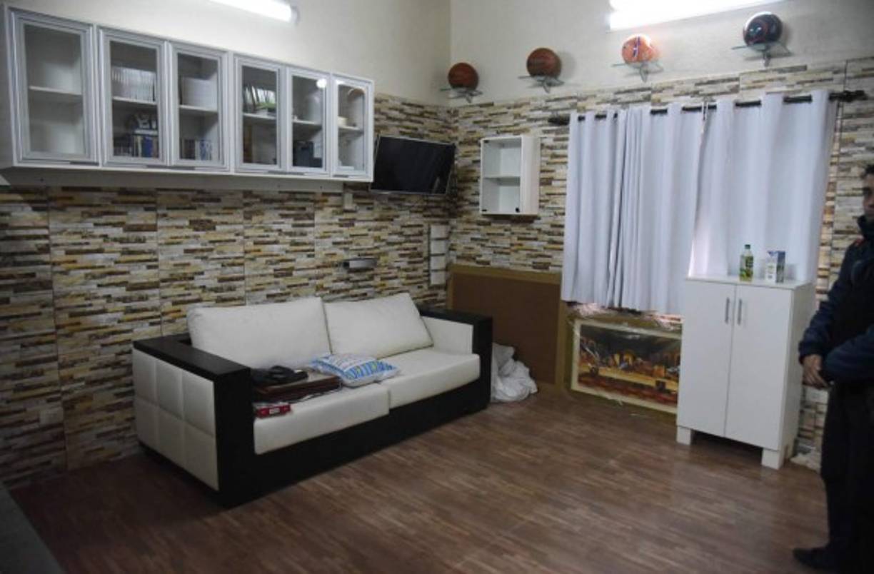 El narcotraficante brasileño Jarvis Chimenes Pavao vivía entre lujos en la cárcel Tacumbú de Asunción, una de las más hacinadas de Paraguay. Su celda comprendía de tres habitaciones, televisión plasma y hasta una biblioteca con la colección en dvd de la serie sobre el colombiano Pablo Escobar.