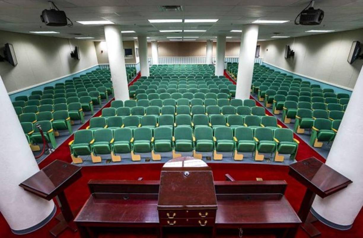 Un segundo refugio para los congresistas se ubica en el complejo Greenbrier, cerca de White Sulphur Springs, en Virginia Occidental. Este búnker subterráneo cuenta con tres puertas de acero y hormigón de 25 toneladas y una 'cámara baja' recreada para los 425 representantes y otra 'alta' para los 100 senadores.