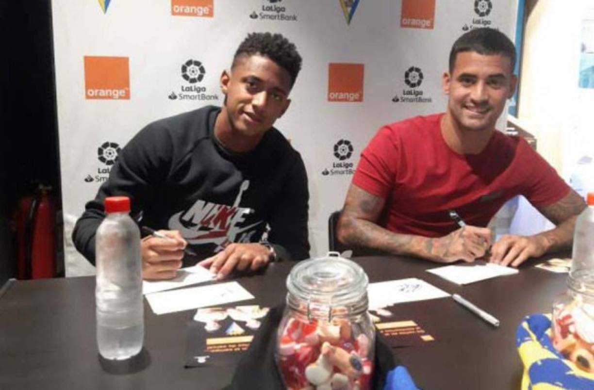 Antony Lozano (izquierda) estuvo junto a su compañero Nano Mesa en una firma de autógrafos y la locura fue evidente en la afición del Cádiz.