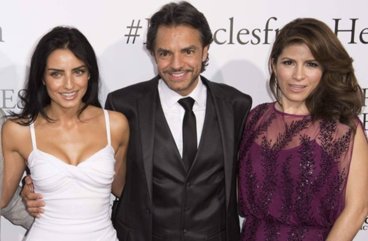 El actor Eugenio Derbez con su hija Aislinn Derbez y su esposa Alessandra Rosaldo.