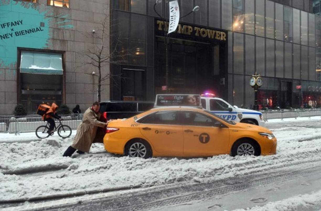 En Estados Unidos, la tormenta Stella cubrió de nieve varias ciudades del este de ese país.