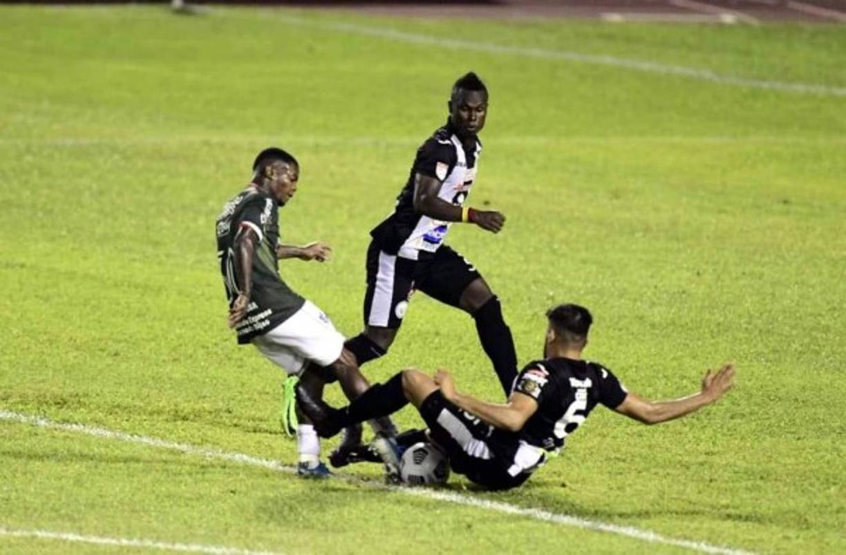 Edwin Solani Solano tratando de disparar al arco ante el bloqueo de la defensa nicaragüense.