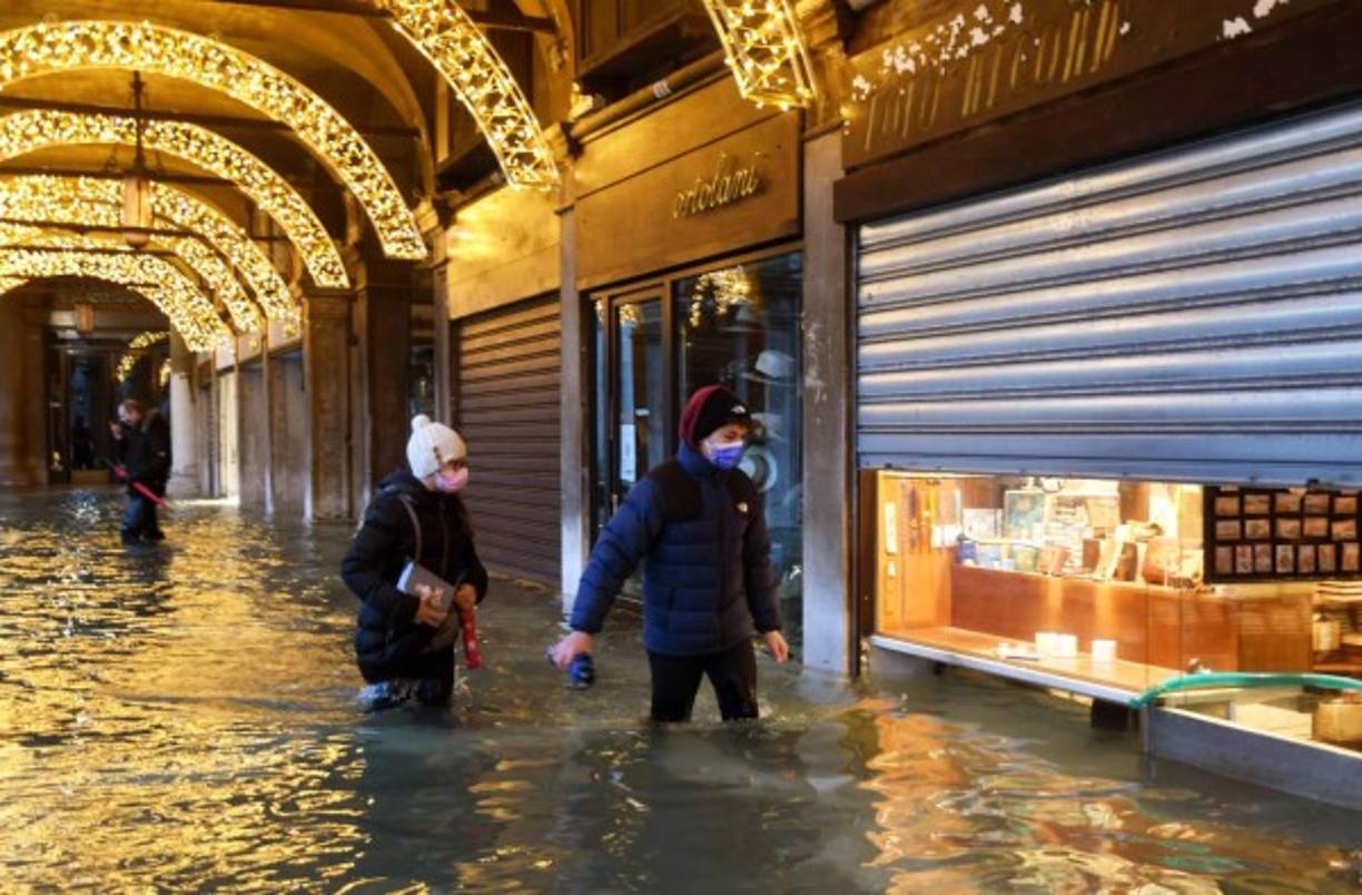 El complejo sistema de diques móviles para evitar la famosa 'marea alta' en Venecia, al norte de Italia, fue activado con éxito este miércoles tras haber fallado la víspera, lo que provocó la inundación de la célebre plaza de San Marcos.