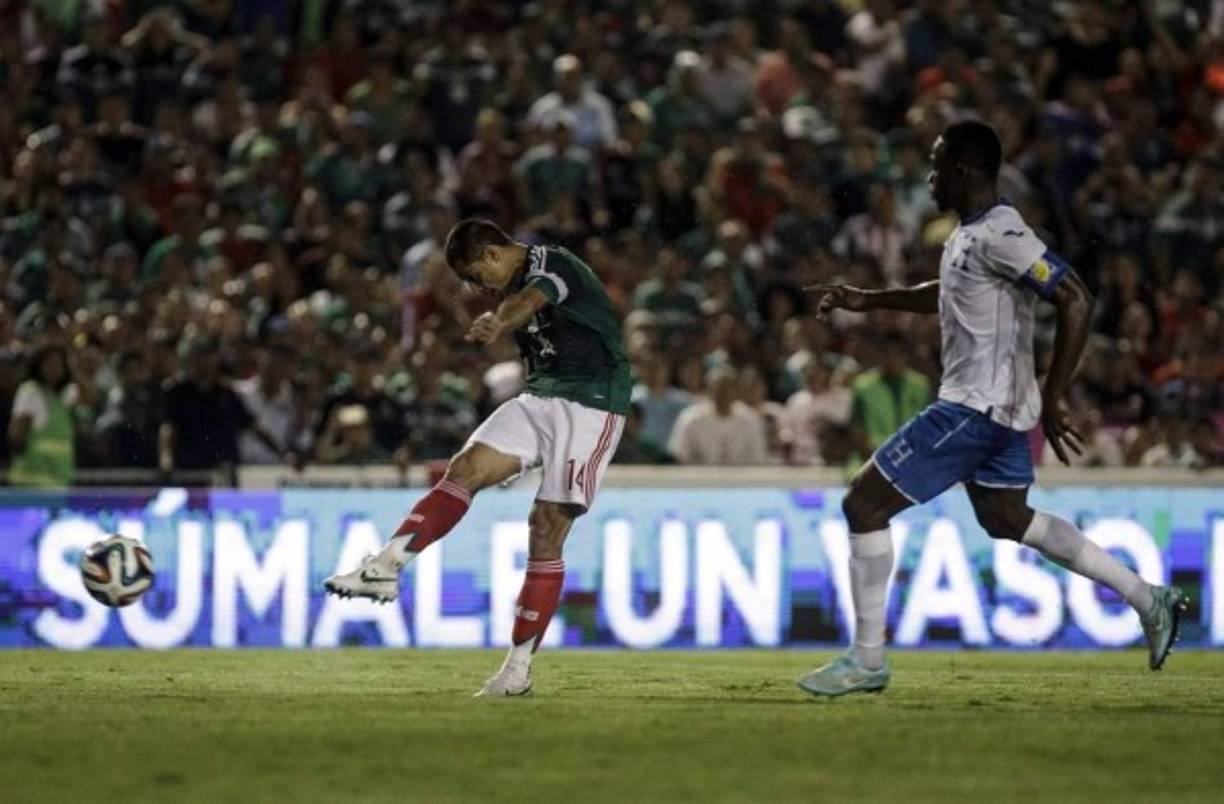 El derechazo con el que 'Chicharito' Hernández abrió el marcador en el partido.