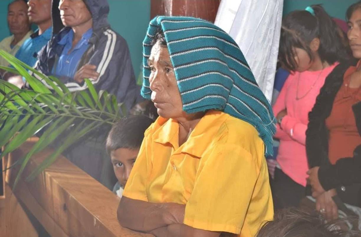  Una mujer lenca originaria de Santa Cruz Lempira, un municipio escondido en el Occidente de Honduras con una riqueza cultural impresionante. Los pobladores en su mayoría son católicos y profesan su fe y costumbres de distintas maneras. LA PRENSA les realiza un recorrido gráfico para conocer la historia con el apoyo del educador, Edras Milla. Sus nombres primitivos en dialecto lenca es Guaticaitique que significa «tierra fría» y posteriormente «Santa Cruz de Guasabasque», que significa «Rodeado de Bosque». Originalmente, era una aldea del municipio de Erandique también en Lempira.