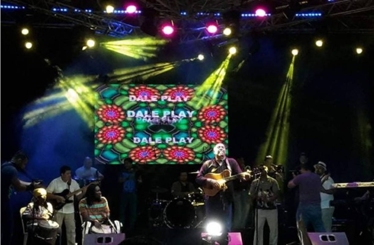 Miles escucharon los éxitos de Guillermo Anderon 'Solo Calales', 'El Encanguito' y 'En mi país'.