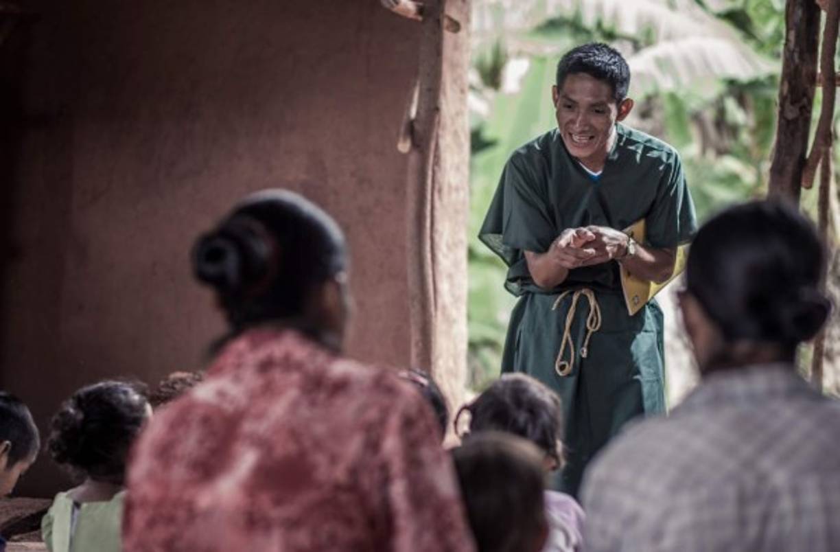 El profesor Aurelio Martínez enseña la lengua nativa tol a sus pequeñitos de la Montaña de La Flor.