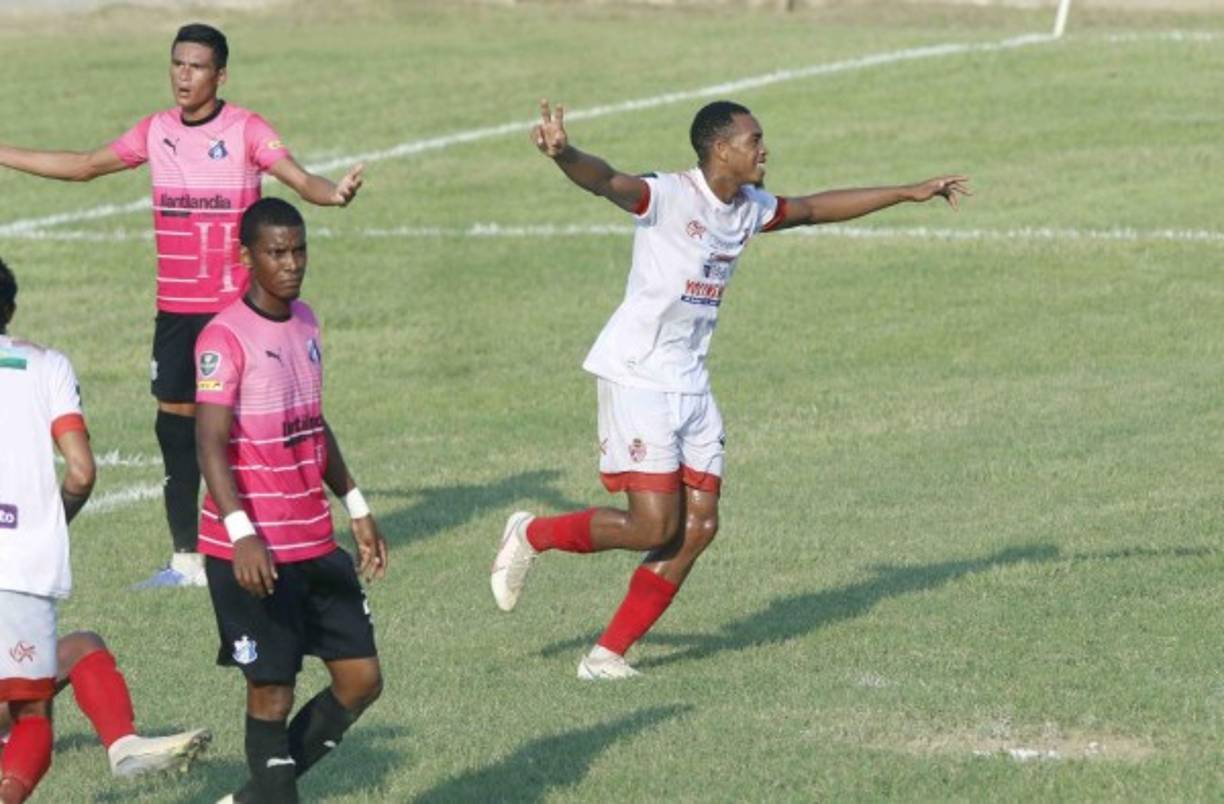 Deyron Martínez de la Real Sociedad anotó el primer gol en el estado Humberto Micheletti y así lo festejó.