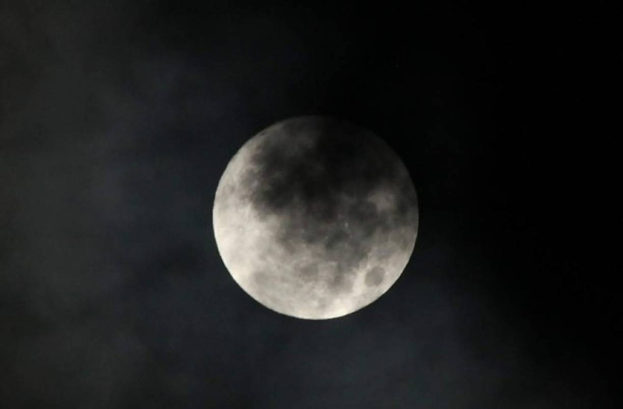 Muchos hondureño madrugaron para observar el fenómeno, que no fue tan notable a simple vista. Guilmor García.