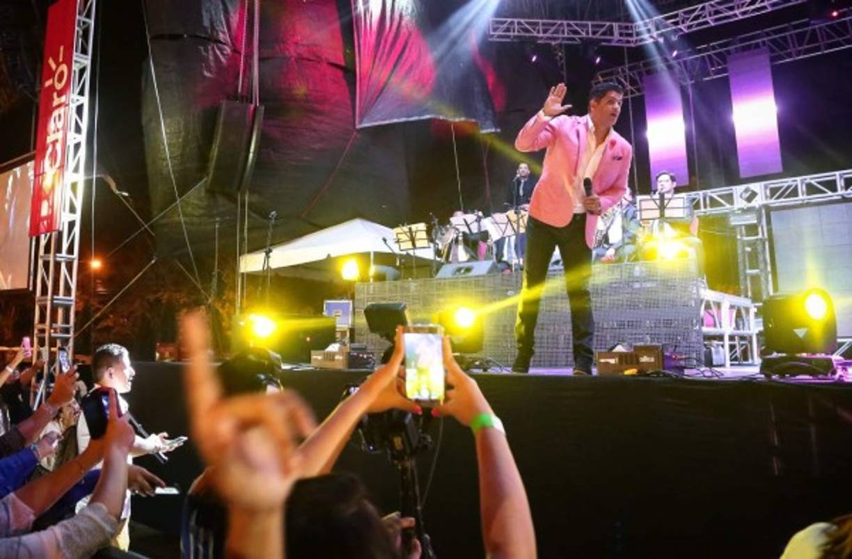 Los grandes éxitos de Eddy Herrera hicieron bailar a los sampedranos.