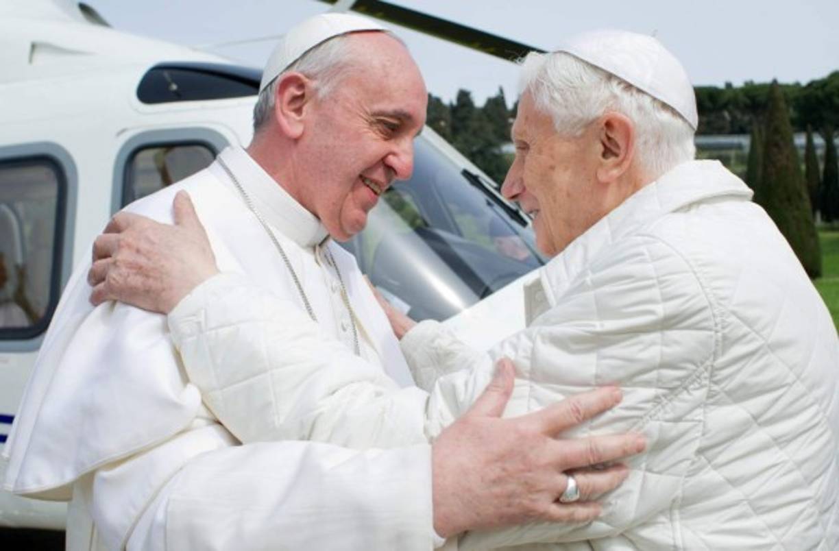 El histórico abrazo de los papas. Francisco ha tomado muy en cuenta a su antecesor Benedicto.