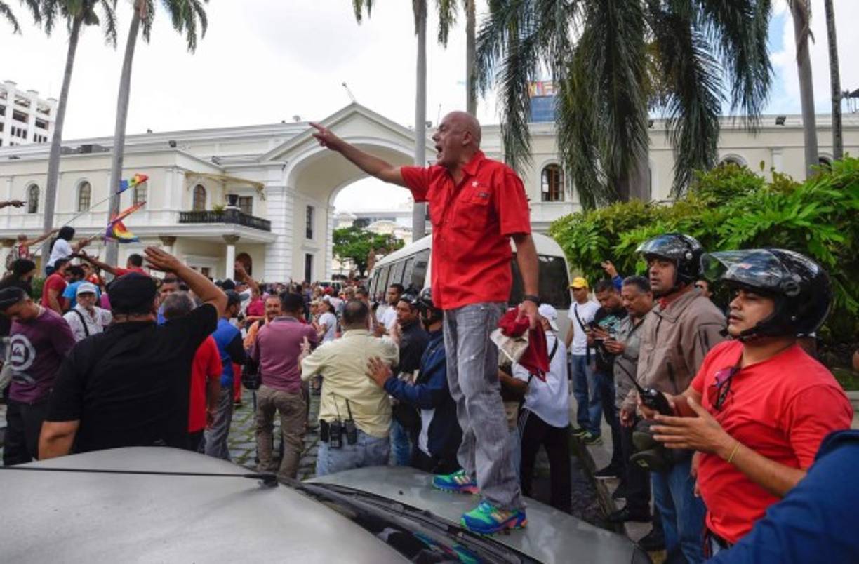 Aunque el presidente de la Asamblea Nacional, Henry Ramos Allup, había señalado que se abordaría la posibilidad de apertura de un 'juicio político' contra Maduro, el tema no fue abordado durante los debates.