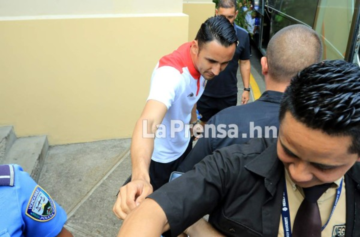 Navas saludando a un aficionado que le extendió la mano.