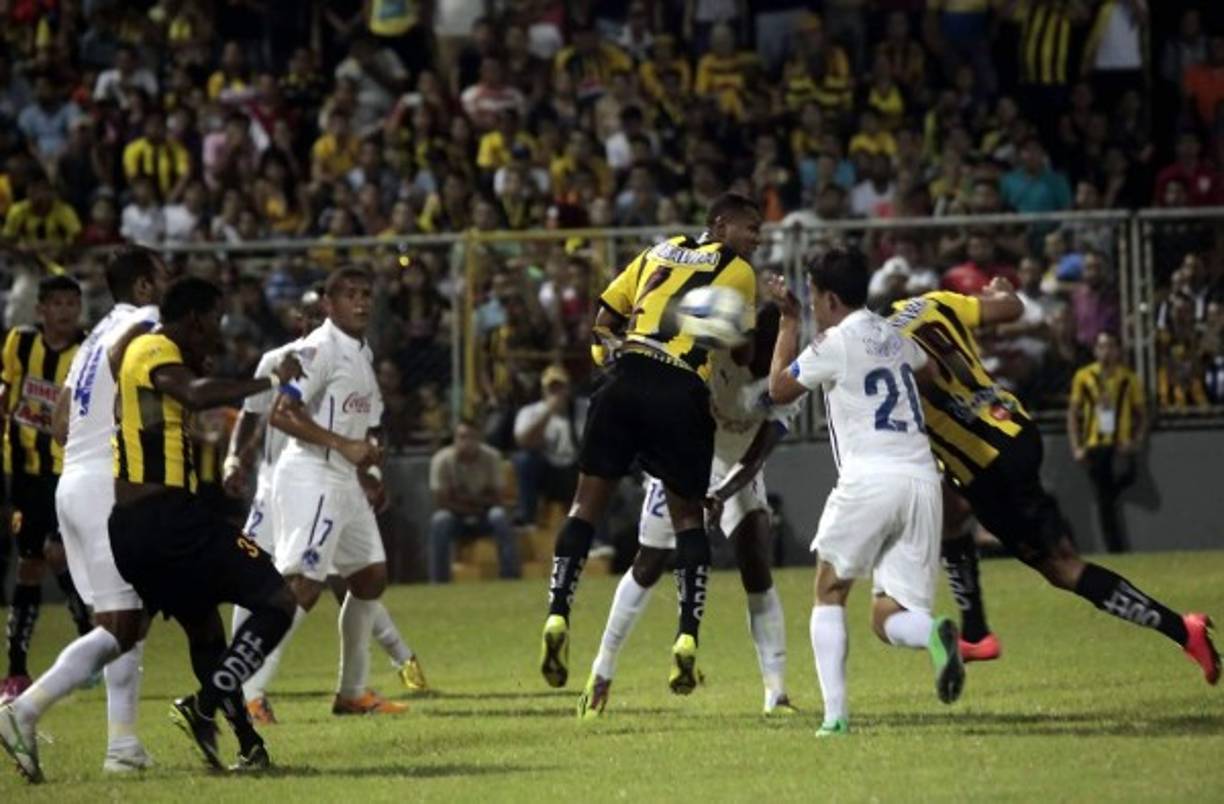 Sergio Mendoza llegó desde atrás para rematar de cabeza.