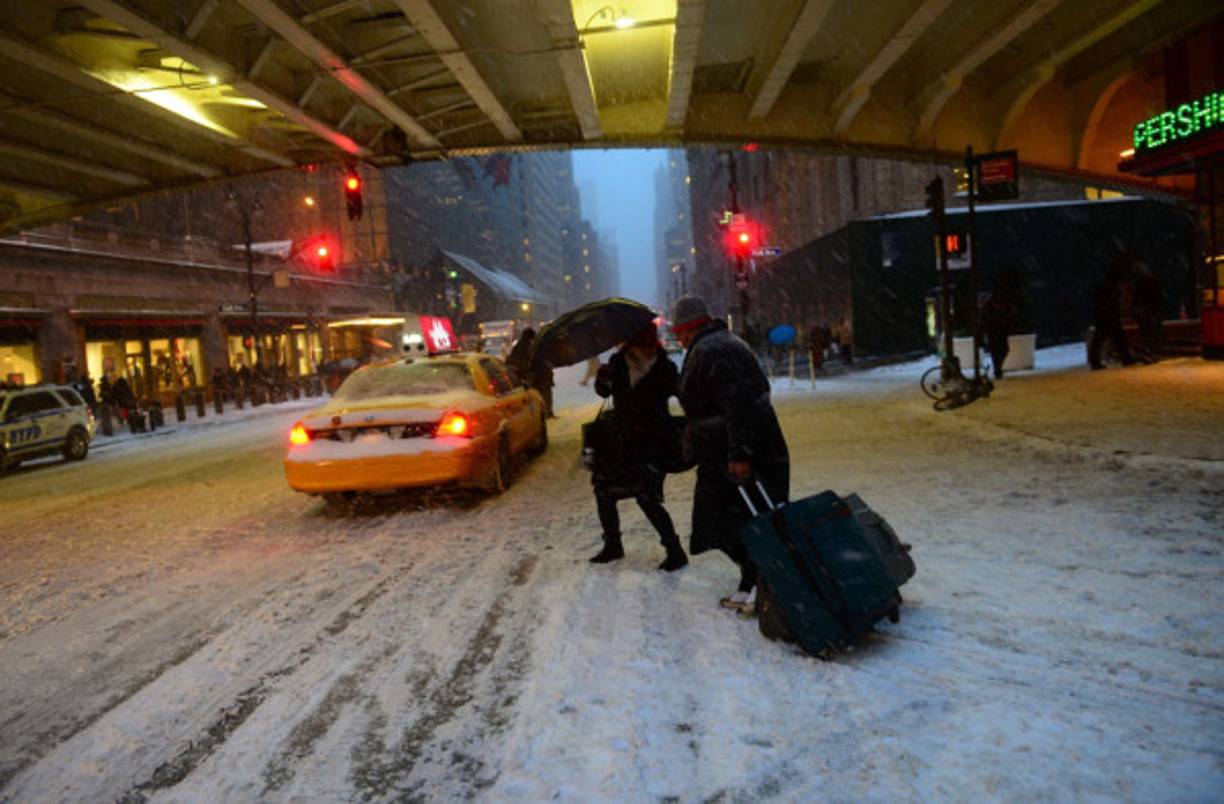 Una tormenta de nieve afecta Nueva York.