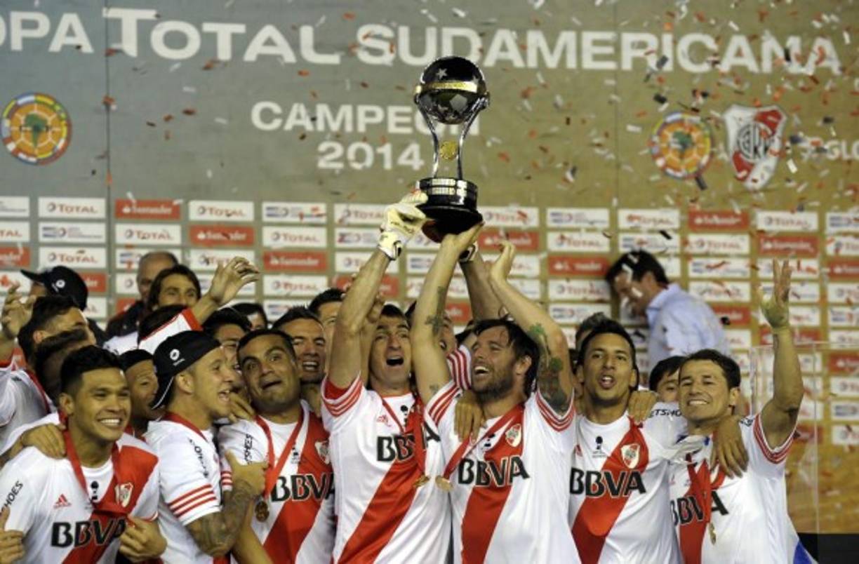 La celebración de los jugadores de River Plate con el trofeo de campeones de la Copa Sudamericana.
