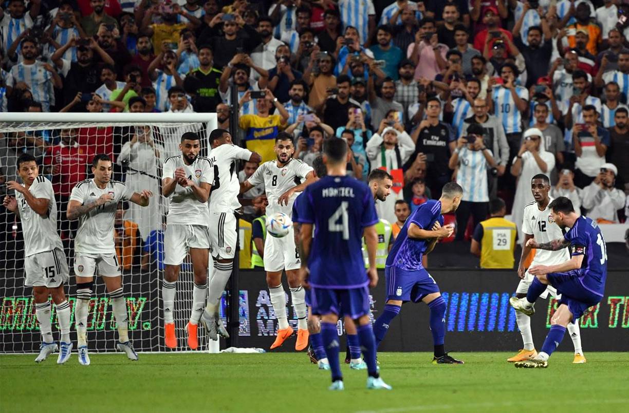 Leo Messi lo intentó de tiro libre, pero no pudo marcar. El balón salió desviado.