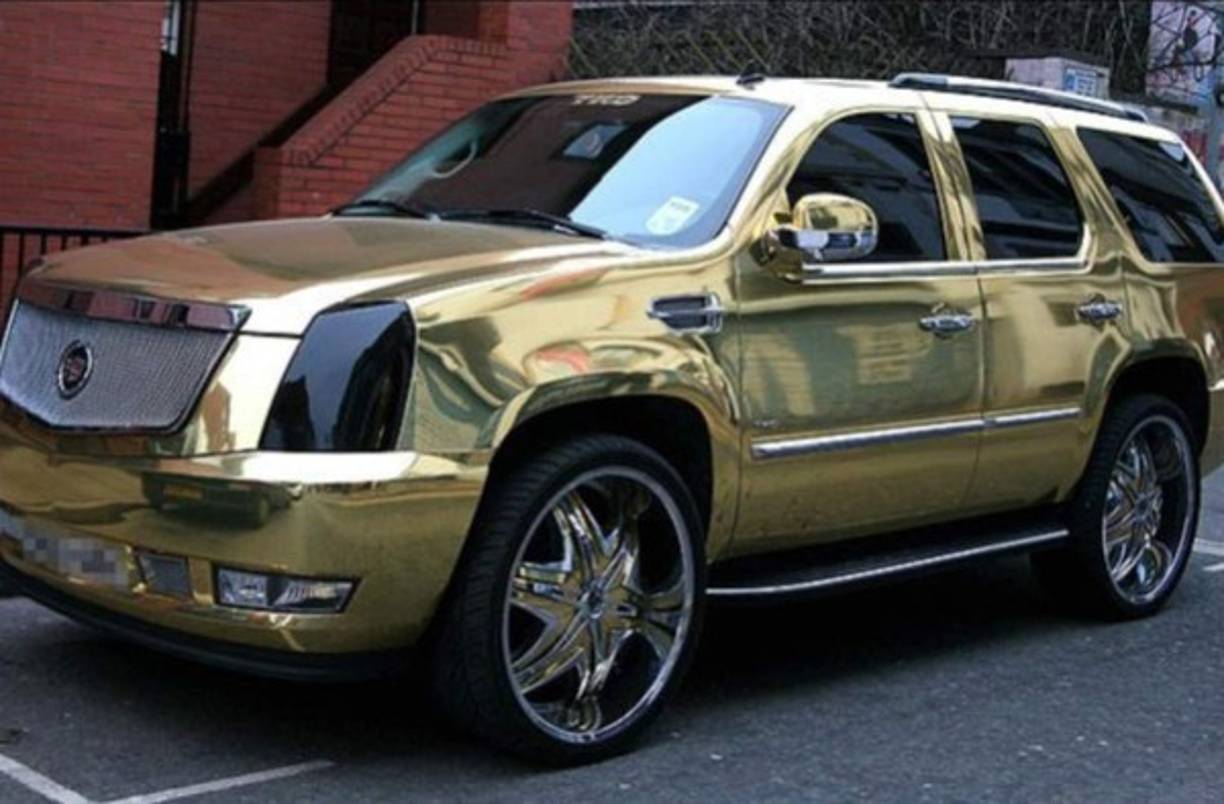 El Hadji Diouf fue un destacado futbolista senegalés que tuvo una gran repercusión en el panorama europeo después de completar un fantástico Mundial 2002. Se transporta con su Cadillac Escalade de 2009 bañado en color oro.
