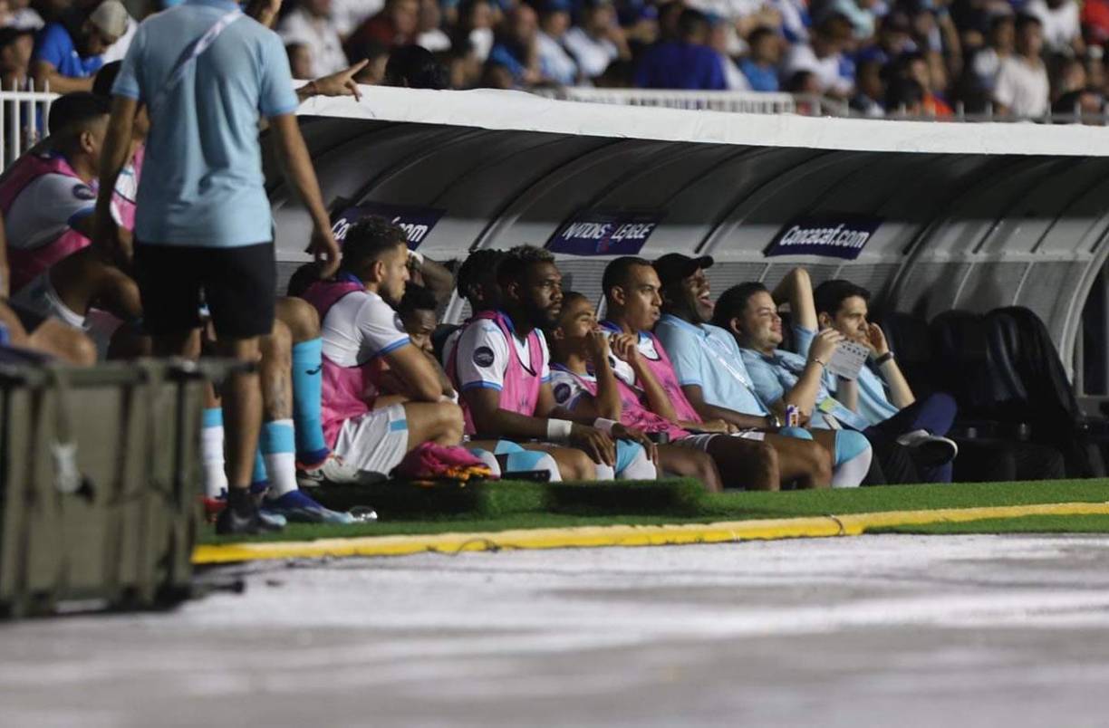 David Suazo también se lo pasó a lo grande en el banquillo. Disfrutó el triunfo y se rió a carcajadas.