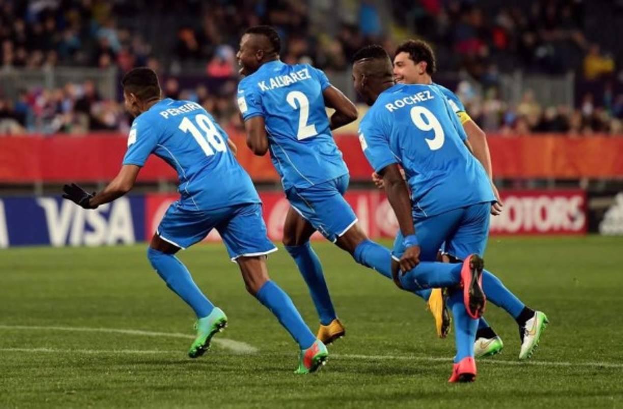 Kevin Álvarez corre a festeja su golazo.