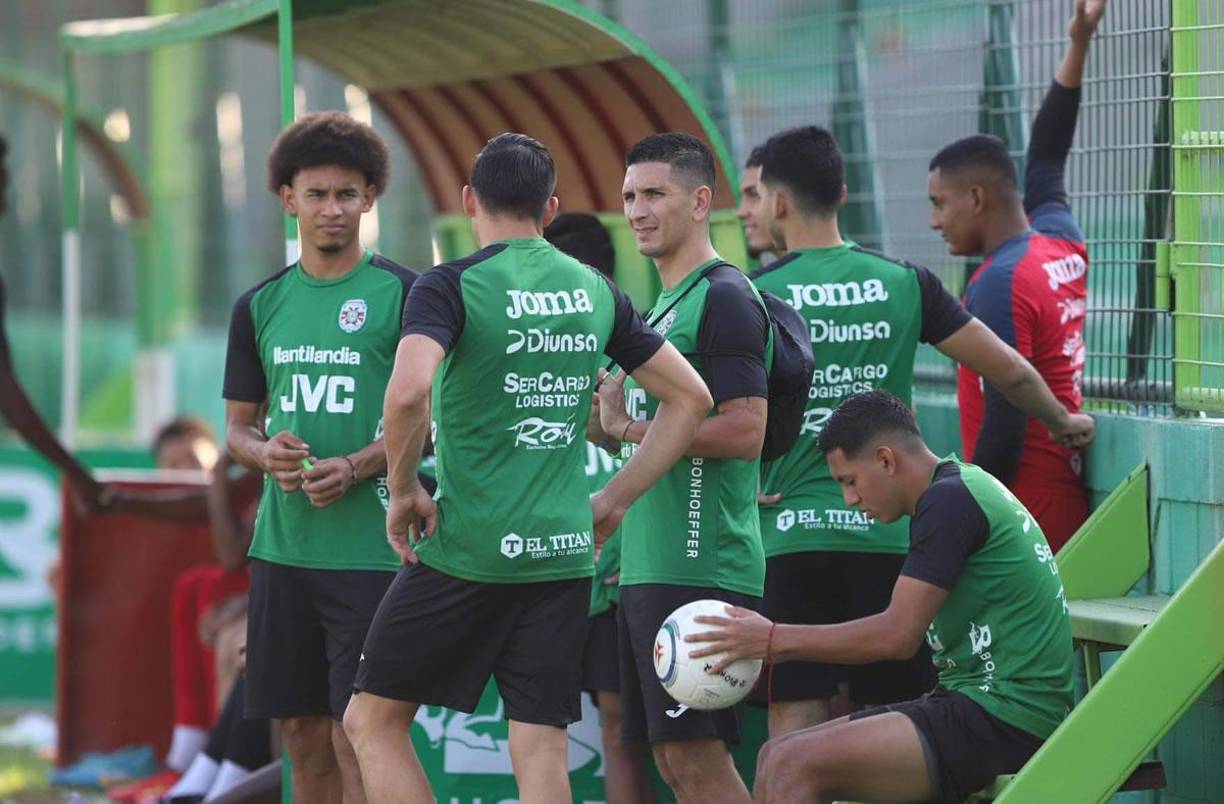 Los futbolistas del Marathón se presentaron en el estadio Yankel Rosenthal para darle una calurosa bienvenida a ’La Tota’ Medina, nuevo entrenador del Monstruo Verde.