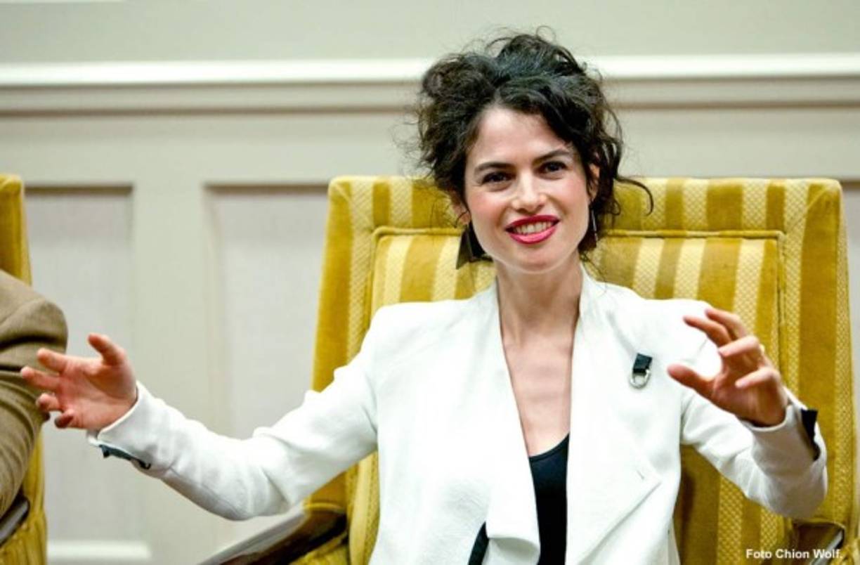 El enfoque y el trabajo de diseño distintivo de Oxman le han valido un gran reconocimiento y exhibiciones en espacios famosos como el Museo de Arte Moderno (MoMA), el Museo de Arte Moderno de San Francisco (SFMOMA), el Centro Georges Pompidou, el Museo de Boston Bellas Artes (MFA), entre otros.<br/>