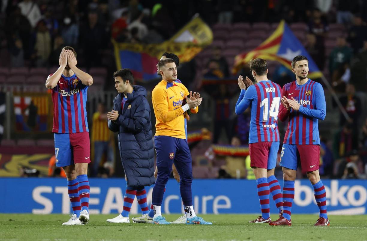 Al final, ni con 13 minutos de tiempo añadido le valieron al Barcelona para marcar un gol. Los rayistas marcaron en su único remate a puerta, los de Xavi tiraron doce veces sobre la meta de Dimitrievski.