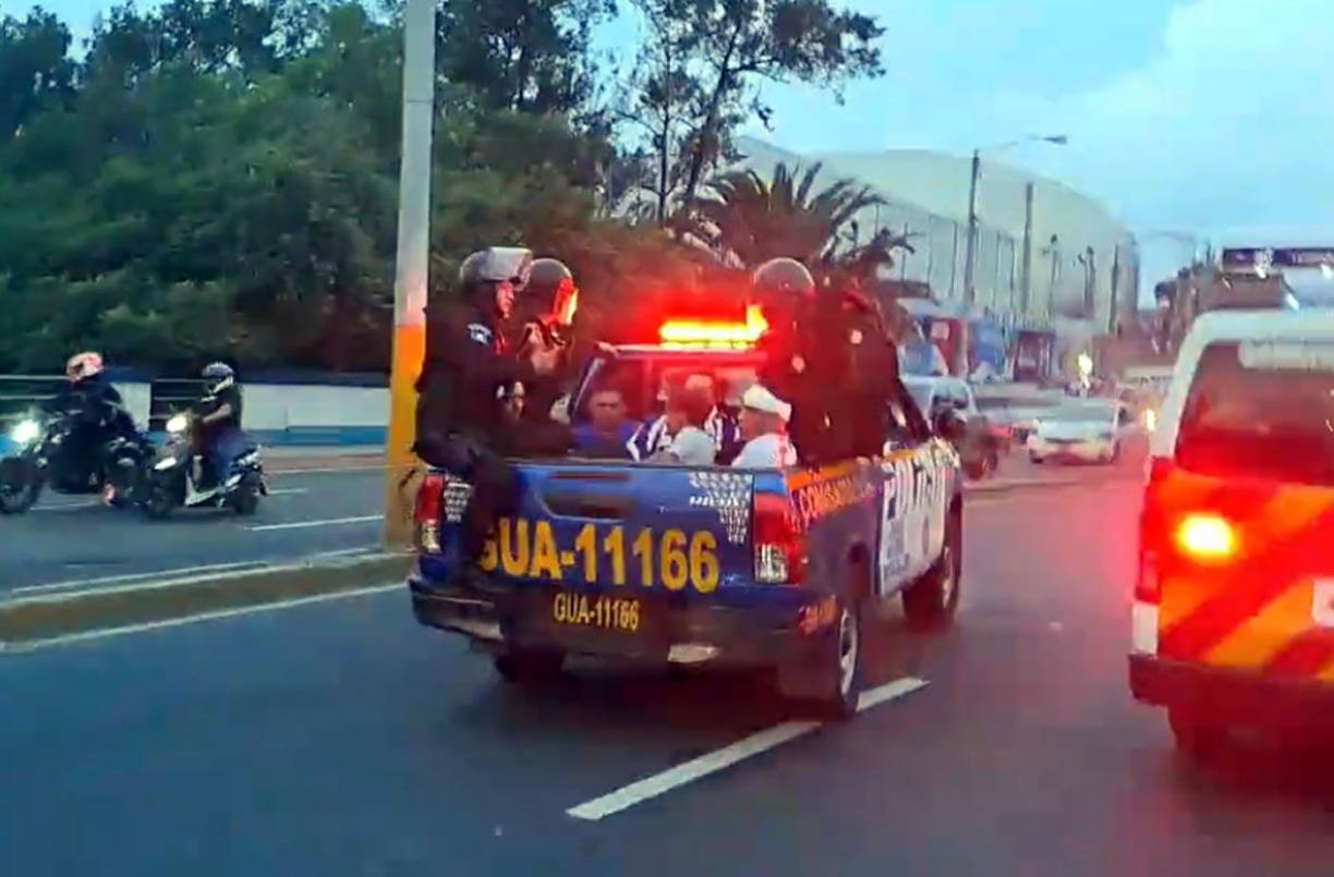 Los aficionados del Olimpia detenidos fueron trasladados en una patrulla policial.