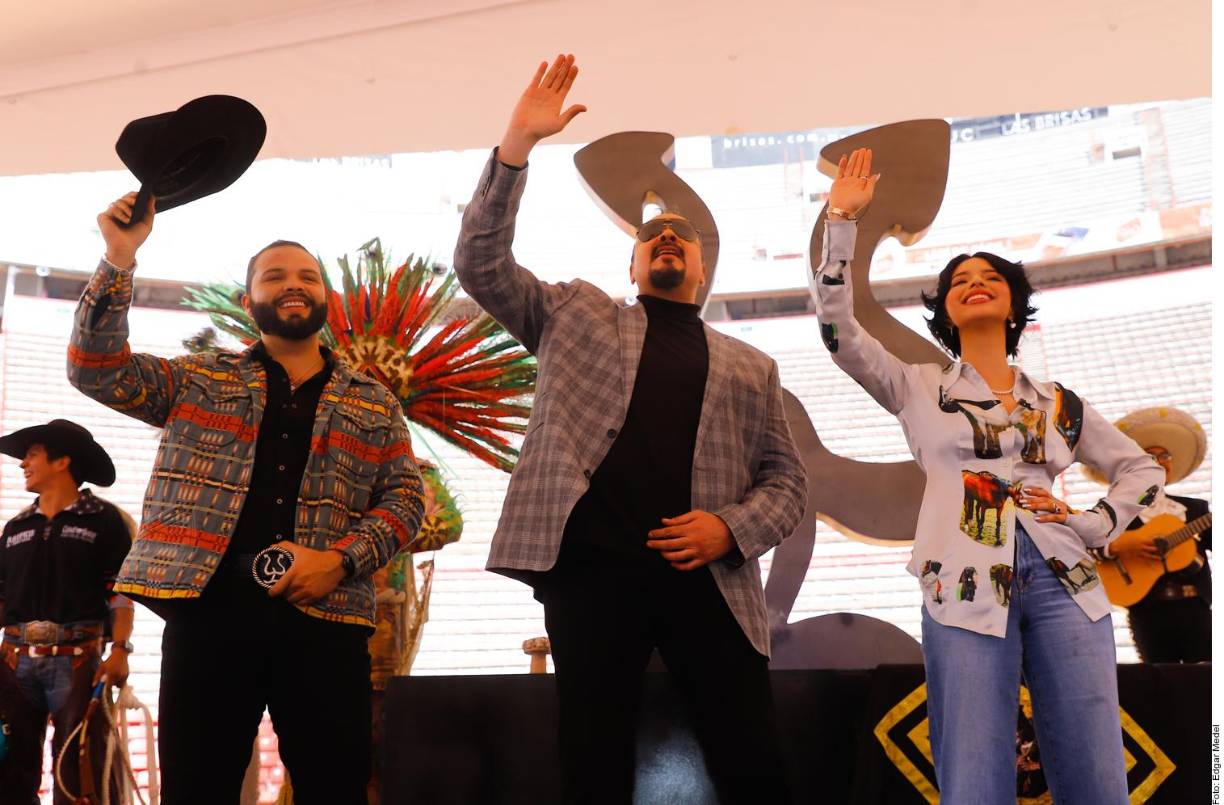 “Le canto estos boleros con todo respeto a la generación Z, a la A, a la G y la que sea. Es música muy significativa, y qué bonito que sea en el mes del amor (que salga el disco)”, afirmaÁngela Aguilar.