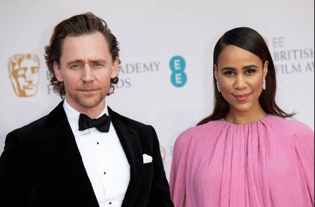TOM HIDDLESTON Y ZAWE ASHTONEra un secreto a voces, pero el intérprete del villano Loki en el Universo Cinematográfico Marvel confirmó en una entrevista con Los Angeles Times que va a casarse con la actriz y dramaturga; la pareja incluso recibirá a su primer bebé próximamente.