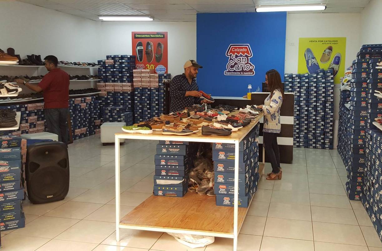 En el centro comercial funcionan más de 50 negocios comerciales: ópticas, tiendas de ropa y zapatos, restaurantes, joyería, perfumería, entre otros. 