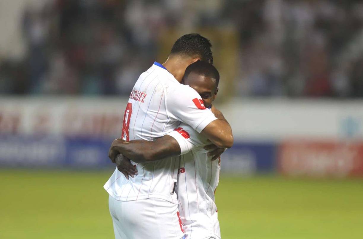 Edwin Solani Solano se abrazó con Edwin Rodríguez, quien le dio la asistencia para su gol.