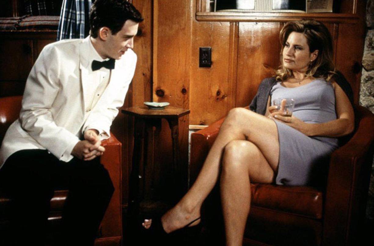 Esas icónicas comedias de adolescentes popularizaron el término MILF o ‘mother I would f*** ‘ para referirse a mujeres que son el objeto de deseo de los amigos de sus hijos.