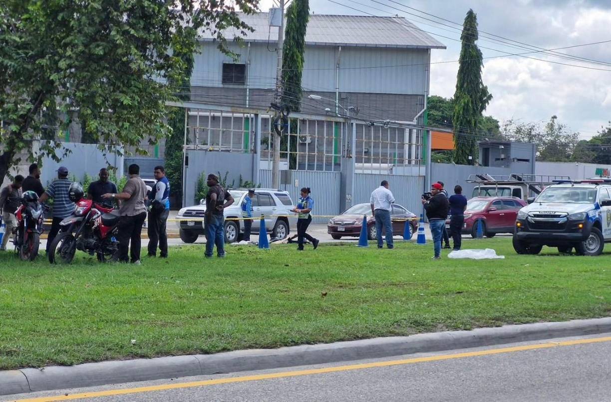 El cuerpo sin vida quedó al margen izquierdo de la calzada. 