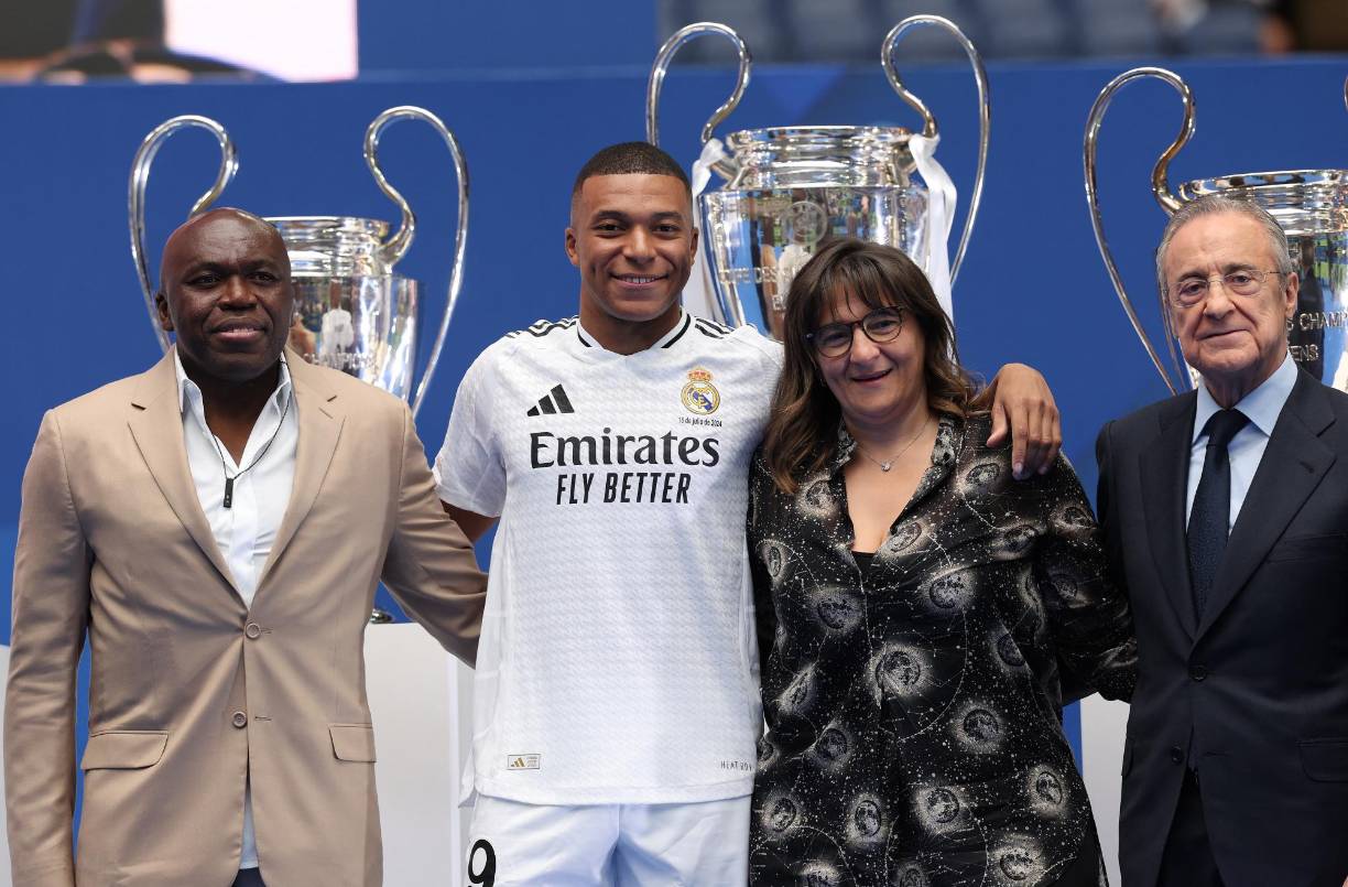 Acompañado por sus padres que lo observaban desde el público, Mbappé se mostró emocionado cuando los 80.000 asistentes en el Bernabéu corearon su nombre.