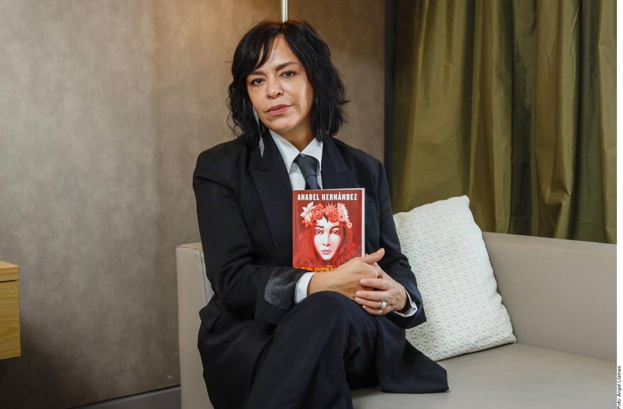  La autora, que presentó su nuevo título en la Feria Internacional del Libro de Guadalajara esta semana, resalta que estas mujeres no solo son parejas sentimentales, sino que saben secretos del negocio, de los círculos cercanos y se han beneficiado de recursos de procedencia ilícita. “Vienen varios nombres de políticos que pertenecían a otros partidos políticos antes, pero que ahora están en Morena (el partido de gobierno mexicano), así es como se perpetúa la impunidad, en realidad los protagonistas no se han movido, está Pedro Haces, está el propio Sergio Mayer, quien era parte de estos núcleos de la Barbie, era él quién le proveía de mujeres de la farándula a Arturo Beltrán Leyva.