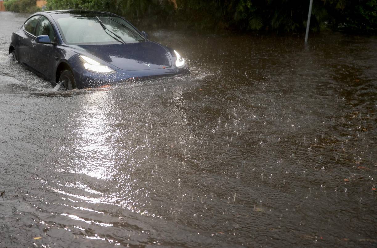 Las autoridades locales pidieron a los residentes quedarse en casa para evitar las autopistas o calles inundadas.