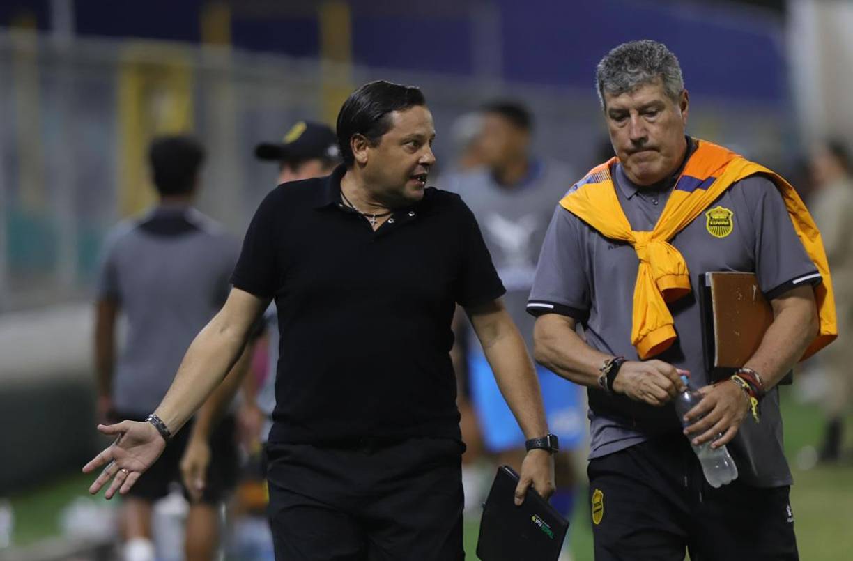 El entrenador tico Jeaustin Campos se dejó ver muy molesto por la derrota del Real España contra el Juticalpa FC en el estadio Morazán.