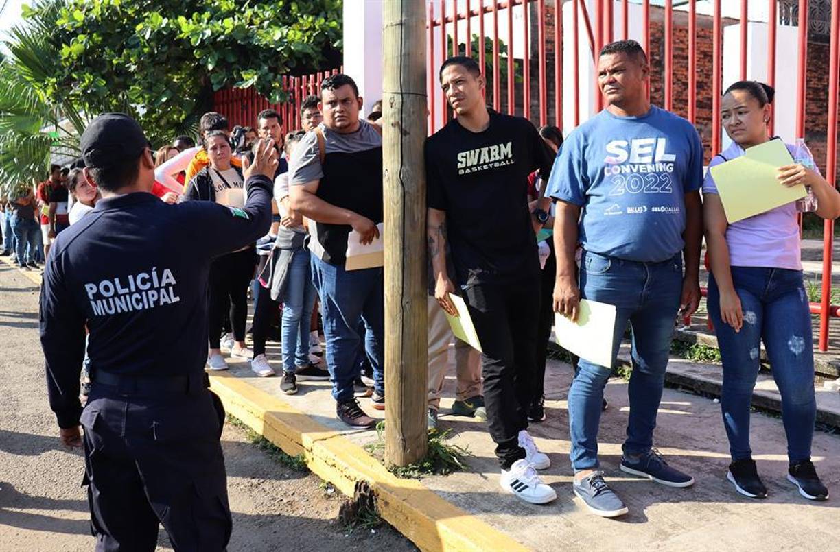 “Hemos tenido últimamente reuniones con ayuntamientos, con el presidente municipal de Tapachula, que tiene un corazón humanitario, que está con toda la disposición de apoyarnos, hemos hablado con la directora de Relaciones Exteriores, con ACNUR (la Agencia de ONU para los Refugiados), con (la Secretaría de) Bienestar para escuchar las peticiones para ayudar a los hondureños”, expresó.