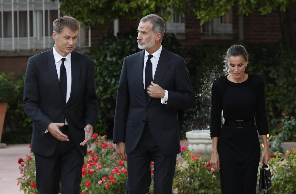 Los reyes iban de luto riguroso y estaban acompañados por el ministro español de Asuntos Exteriores, José Manuel Albares, y el embajador de España en Londres, José Pascual Marco. Tras pasar unos tres minutos en la capilla ardiente, don Felipe y doña Letizia se retiraron, mientras cientos de ciudadanos seguían desfilando ordenadamente ante el féretro para rendir tributo a la soberana, fallecida el pasado 8 de septiembre a los 96 años.