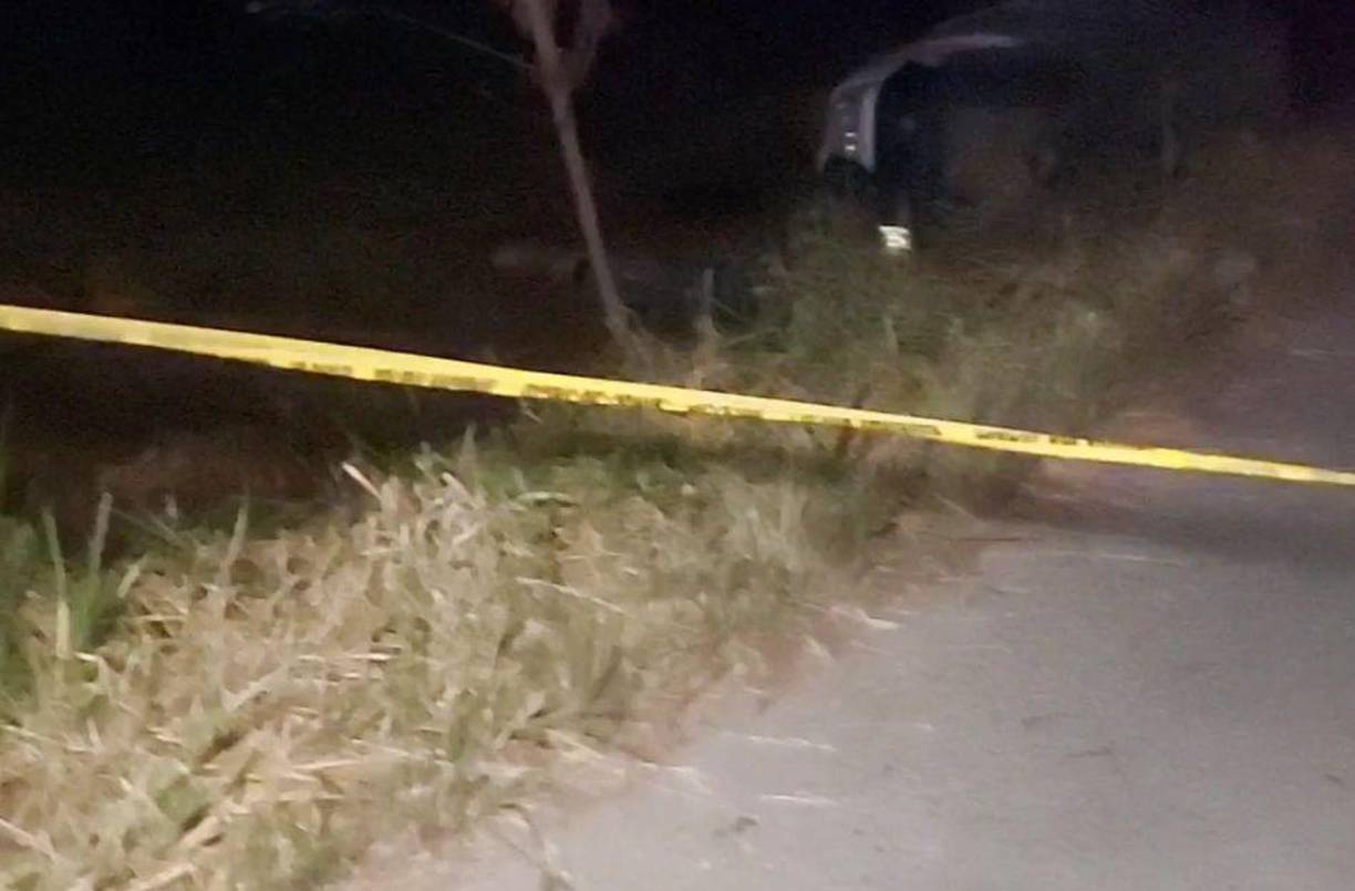 El carro fue encontrado volcado a la orilla del pavimento. 