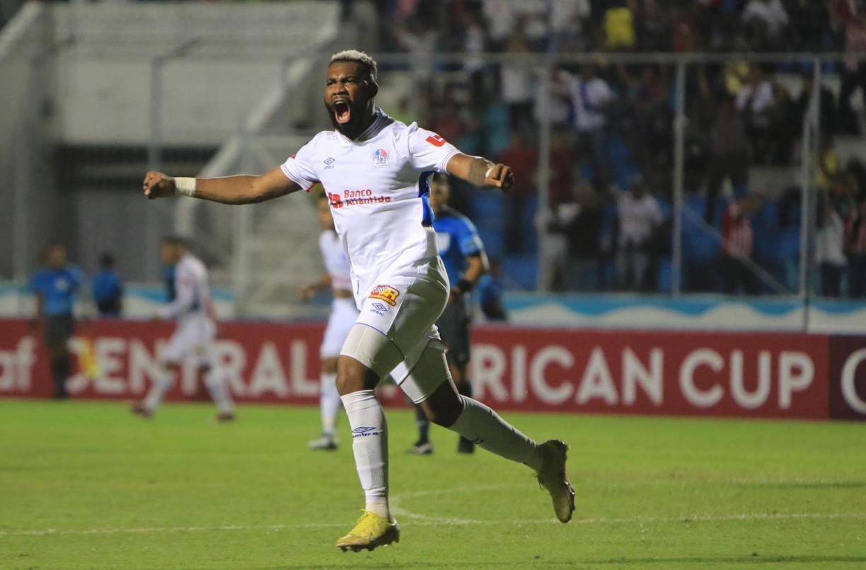 Sin embargo, los blancos se fueron al ataque, arriesgando debido al ímpetu de los de los canaleros. El empate se hizo presente al 63, centro de Jorge Álvarez, Arboleda habilitó y con un latigazo de Benguché colocó el 1-1 y fue el héroe de los Albos.